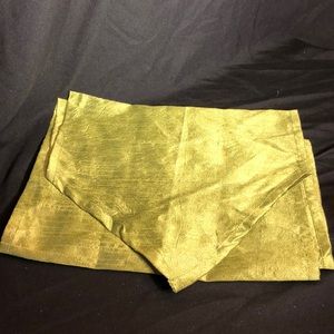 NWOT Essencea table runner 12x72 Farmhouse or Boho style Beautiful green color